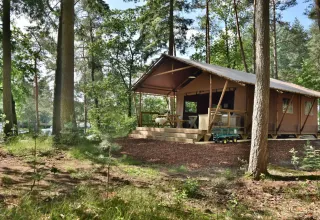 Safari tent Veluwe Lodge at Campsite Samoza in the Netherlands, nestled in a forested natural setting.