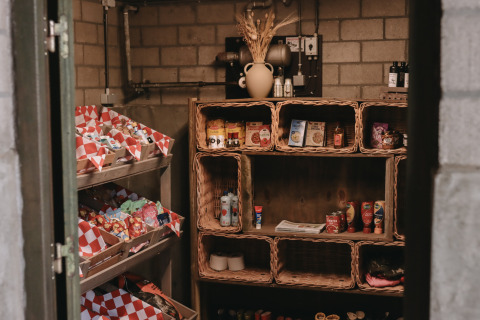 Rekken met voeding en snacks bij Feather Down De Oude Melkstal, vakantiepark in Noord-Brabant, Nederland.