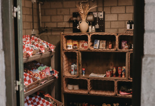 Rekken met voeding en snacks bij Feather Down De Oude Melkstal, vakantiepark in Noord-Brabant, Nederland.