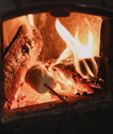 Marshmallows roosteren boven een houtkachel bij Feather Down De Oude Melkstal, vakantiepark in Noord-Brabant.