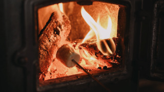Faire griller des guimauves sur un poêle à bois à Feather Down De Oude Melkstal, parc de vacances aux Pays-Bas.