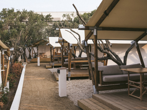 Tende Cottage Couple Tent in stile safari al Wecamp Cadaqués, Spagna, con aree lounge all’aperto.