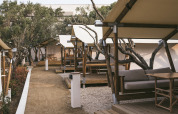 Tiendas Cottage Couple Tent de estilo safari en Wecamp Cadaqués, España, con zonas de descanso al aire libre.