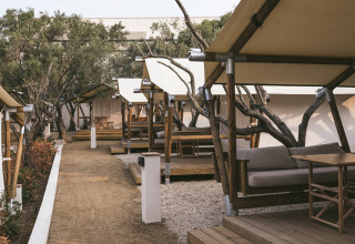 Tende Cottage Couple Tent in stile safari al Wecamp Cadaqués, Spagna, con aree lounge all’aperto.