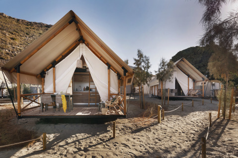 Tiendas glamping modernas con terrazas en Wecamp Cabo de Gata, parque vacacional en Andalucía, España.