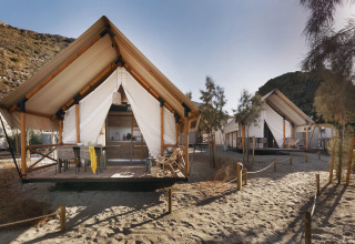Tiendas glamping modernas con terrazas en Wecamp Cabo de Gata, parque vacacional en Andalucía, España.
