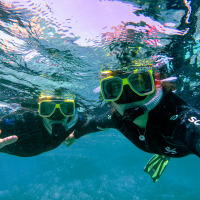 Twee snorkelaars genieten van helder water bij Wecamp Cabo de Gata, Andalusië, Spanje.