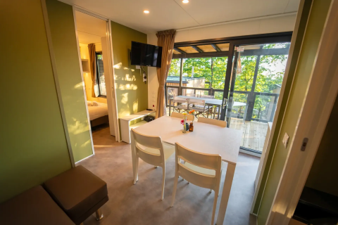Interieur van Next L EVO lodge bij Vacanze Glamping Boutique Italië met eettafel en buitenterras.
