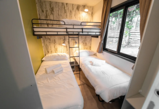 Driepersoonskamer met twee eenpersoonsbedden en stapelbed bij Next L EVO, Vacanze Glamping Boutique, Italië.