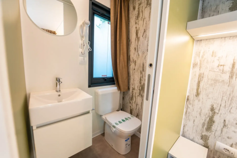 Modern ingerichte badkamer in de Next L EVO lodge bij Vacanze Glamping Boutique, Italië, met wasbak en toilet.