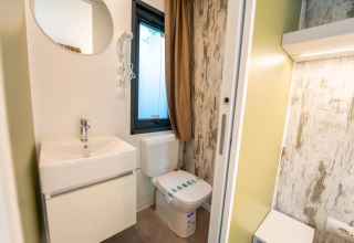 Modern ingerichte badkamer in de Next L EVO lodge bij Vacanze Glamping Boutique, Italië, met wasbak en toilet.