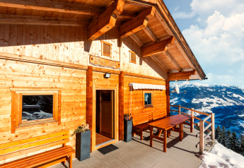 Vista desde la terraza de Almhütte Nase, un acogedor chalet de madera en Austria con montañas nevadas.