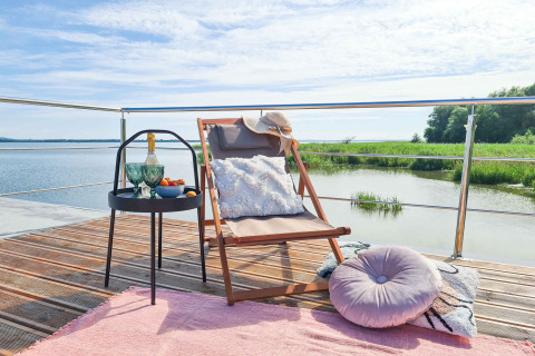 Knusse terrasopstelling met stoel, tafel en waterview bij 'House on the water for 2 people' in Denemarken.