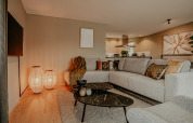 Moderne stue på husbåd Woude i Marina Uitgeest, Holland, med elegante lamper og komfortabel sofa.