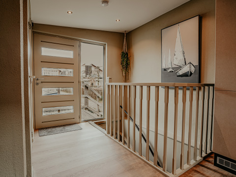 Eingangsbereich des Hausbootes 'Woude' in der Marina Uitgeest, Niederlande, mit moderner Tür.