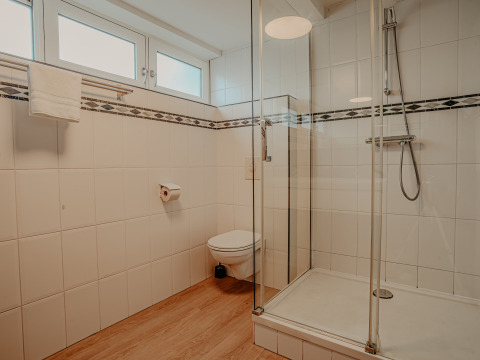 Modernes Badezimmer auf Hausboot «Woude» bei Marina Uitgeest, Niederlande, mit Glasdusche und Hängetoilette.