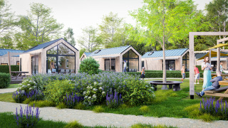 Modernas cabañas de madera y jardines floridos en Dordogne Deluxe, personas disfrutando del entorno natural.