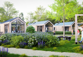 Moderne Holzhütten und blühende Gärten im Dordogne Deluxe Lodge, Menschen genießen die grüne Umgebung.