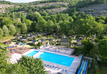 Luftbild von Dordogne Deluxe bei La Draille in Frankreich mit Pool, Ferienhäusern und grüner Landschaft.