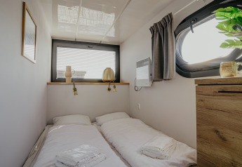 Schlafzimmer auf Hausboot Campi in der Marina Uitgeest, Niederlande, mit zwei Einzelbetten.