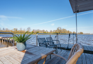 Terrasse des Hausbootes «Campi» in der Marina Uitgeest in den Niederlanden mit Blick auf den See.