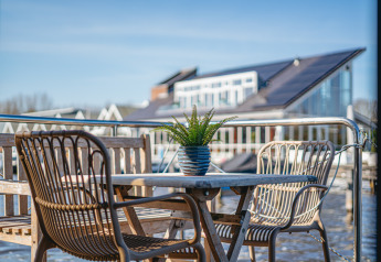 Sitzbereich im Freien auf dem Hausboot «Campi» in Marina Uitgeest, Niederlande, mit Pflanzen.