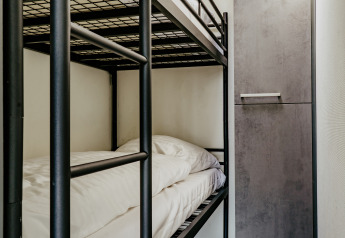 Lits superposés modernes et armoire dans une cabine compacte sur la Houseboat «Havenlodge» à Marina Uitgeest, Pays-Bas.