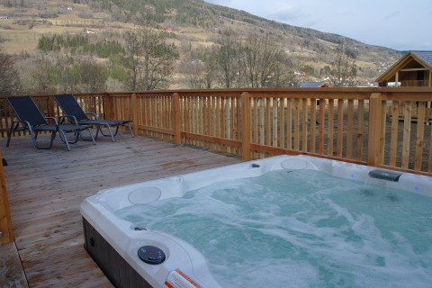 Buitenterras met bubbelbad en ligstoelen bij Kreischberg Chalets 28 in Oostenrijk met berguitzicht.