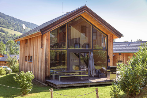 Modern houten chalet Kreischberg Chalets 28 in Oostenrijk met glazen gevel en uitzicht op de bergen.