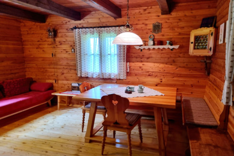 Gemütliche, holzvertäfelte Stube in der Schneiderhütte, Österreich, mit rustikaler Einrichtung.