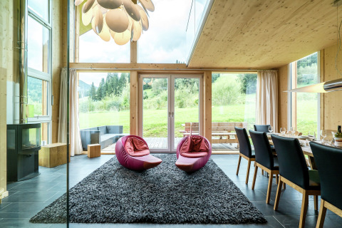 Modernes Wohnzimmer im Kreischberg Chalets 21, Österreich, mit Panoramafenstern und stilvollen Möbeln.