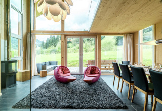 Modernes Wohnzimmer im Kreischberg Chalets 21, Österreich, mit Panoramafenstern und stilvollen Möbeln.