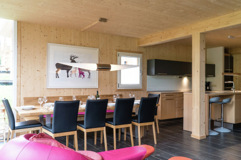 Moderne Ess- und Küchenbereich im Chalet Kreischberg Chalets 21 in Österreich mit Holzverkleidung.