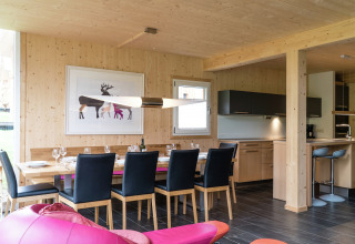 Moderne Ess- und Küchenbereich im Chalet Kreischberg Chalets 21 in Österreich mit Holzverkleidung.
