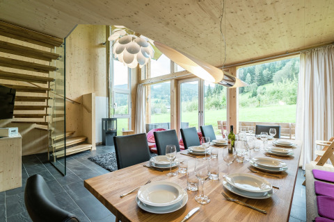 Helles Esszimmer im Kreischberg Chalets 21, Österreich, mit moderner Einrichtung und Blick ins Grüne.