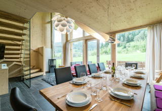 Helles Esszimmer im Kreischberg Chalets 21, Österreich, mit moderner Einrichtung und Blick ins Grüne.