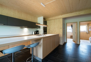 Moderne Küche im Kreischberg Chalets 21 in Österreich mit Holzverkleidung und eleganter Einrichtung.