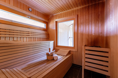 Moderne Sauna mit Holzverkleidung und Fenster im Kreischberg Chalets 21 in Österreich.