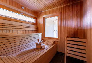 Moderne Sauna mit Holzverkleidung und Fenster im Kreischberg Chalets 21 in Österreich.