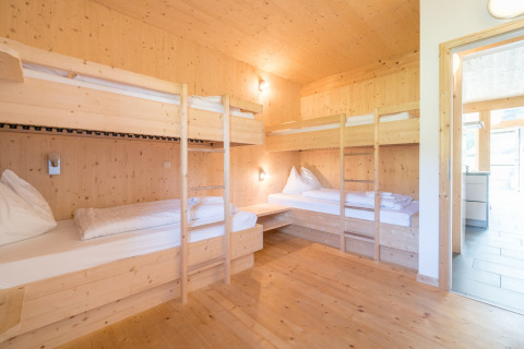 Lichte kamer met vier houten stapelbedden bij Kreischberg Chalets 27, Oostenrijk, houten interieur.