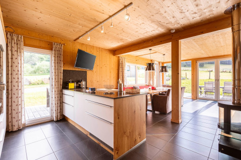Helles, modernes Chalet mit Küche und Essbereich in Kreischberg Chalets 26, Österreich, Blick ins Grüne.