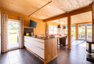 Helles, modernes Chalet mit Küche und Essbereich in Kreischberg Chalets 26, Österreich, Blick ins Grüne.