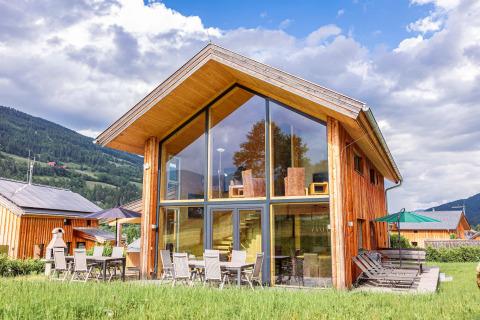 Kreischberg Chalets 26 mit moderner Holzfassade, großen Fenstern und sonniger Terrasse in den Bergen.