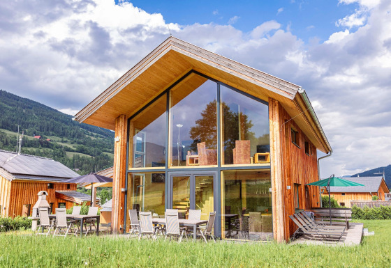 Kreischberg Chalets 26 mit moderner Holzfassade, großen Fenstern und sonniger Terrasse in den Bergen.