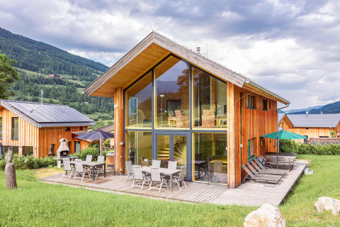 Moderne Holzchalet mit großen Fenstern, Außenterrasse und Bergblick bei Kreischberg Chalets 26, Österreich.