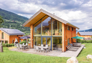 Moderne Holzchalet mit großen Fenstern, Außenterrasse und Bergblick bei Kreischberg Chalets 26, Österreich.