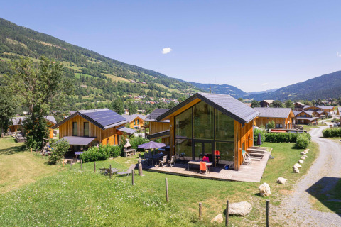 Foto von Kreischberg Chalets 26, einer modernen Berghütte mit Glasfront in Österreichs Alpenlandschaft.