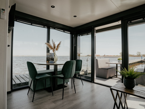 Indvendig udsigt fra Houseboat «Havenlodge Plus» i Marina Uitgeest, Holland, med vandudsigt.