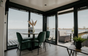 Indvendig udsigt fra Houseboat «Havenlodge Plus» i Marina Uitgeest, Holland, med vandudsigt.