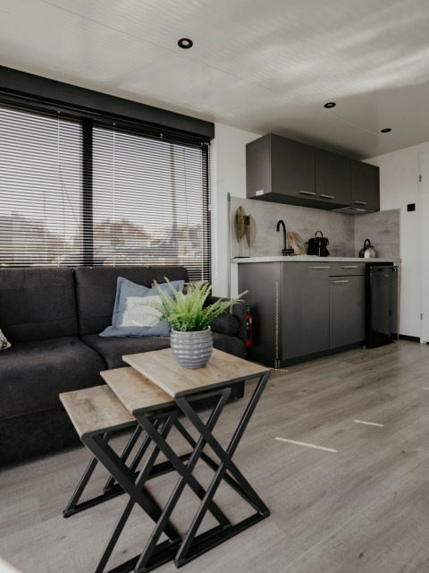 Moderne stue og tekøkken på en husbåd, Houseboat Havenlodge Plus i Marina Uitgeest, Holland.